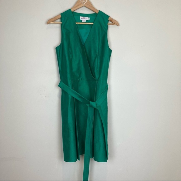 Vineyard Vines green silk sleeveless faux wrap dress with tie at waist. Size 4 - Picture 1 of 4
